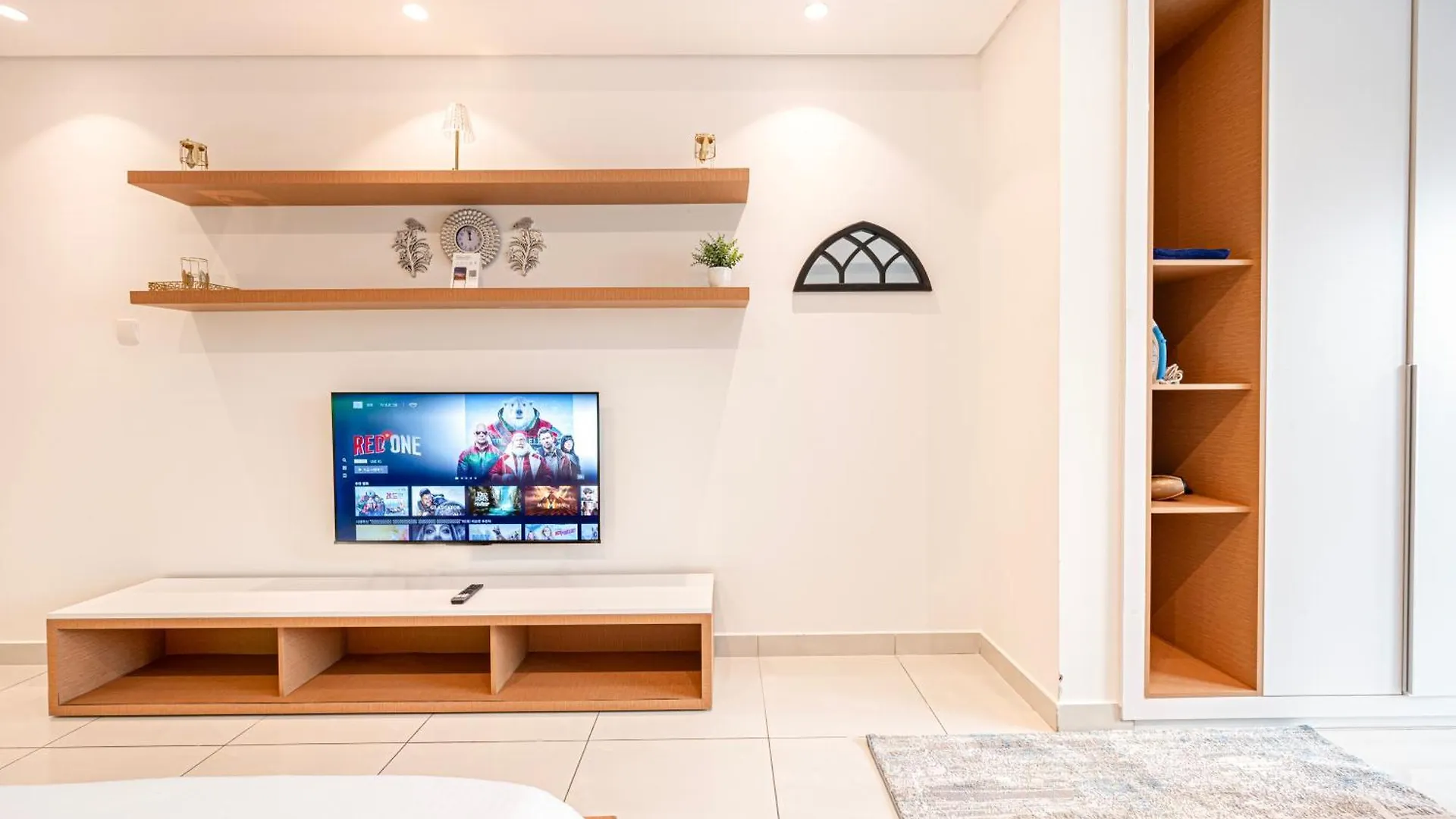 Stylish Urban Oasis W Balcony Apartment Dubai
