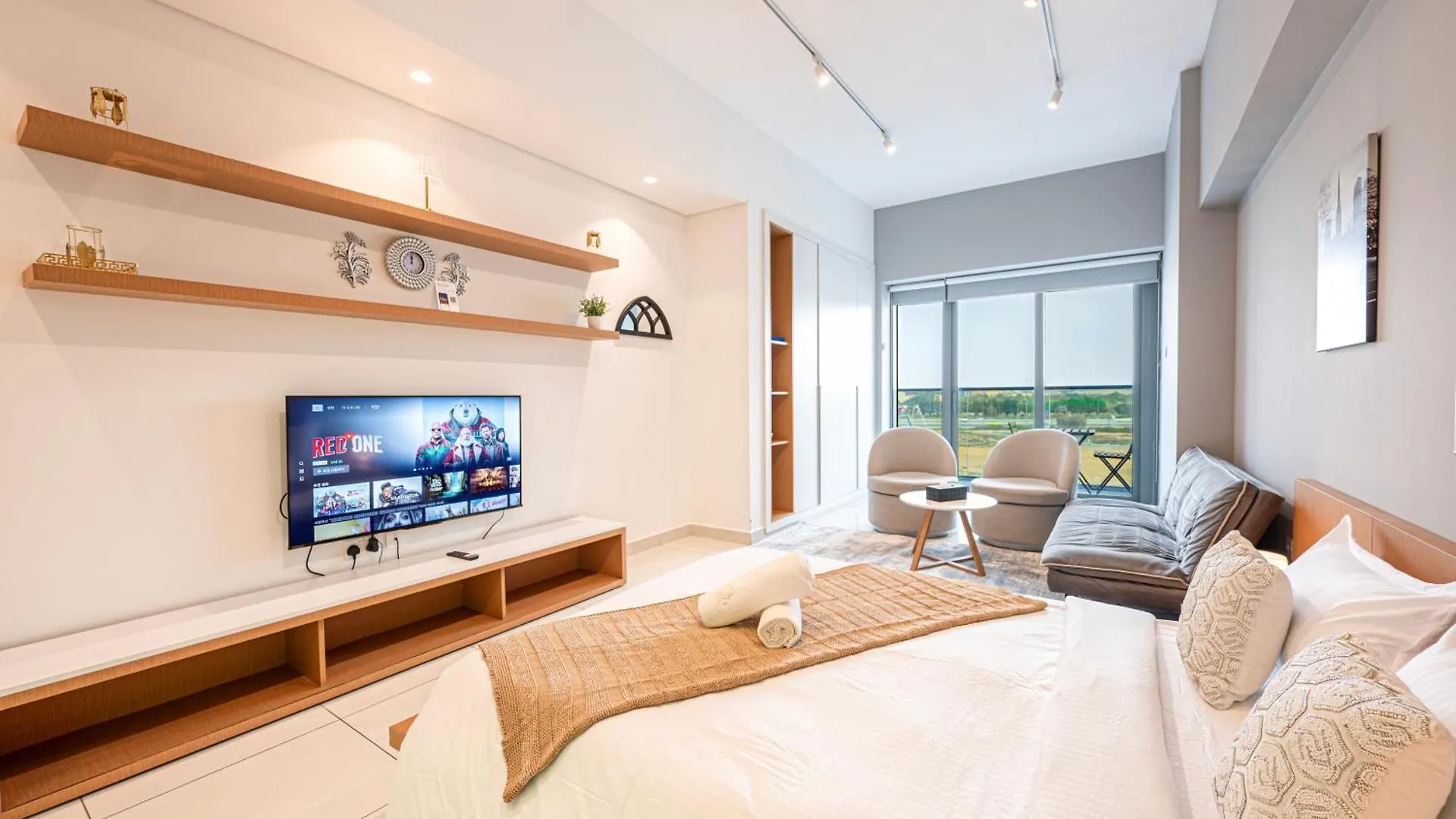 Stylish Urban Oasis W Balcony Apartment Dubai