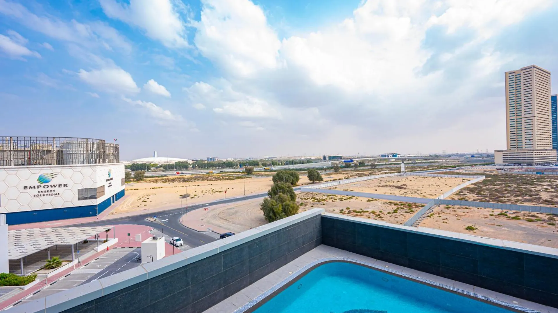 Stylish Urban Oasis W Balcony Apartment Dubai
