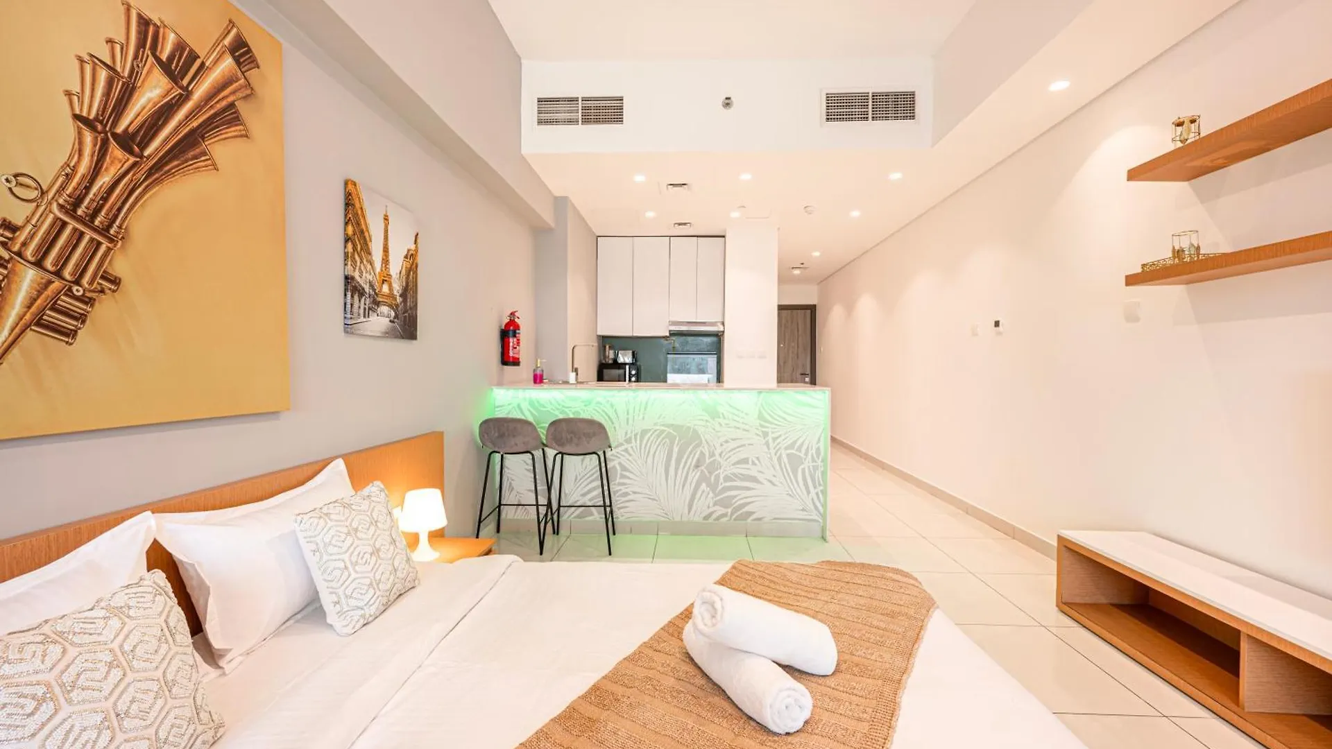Stylish Urban Oasis W Balcony Apartment Dubai