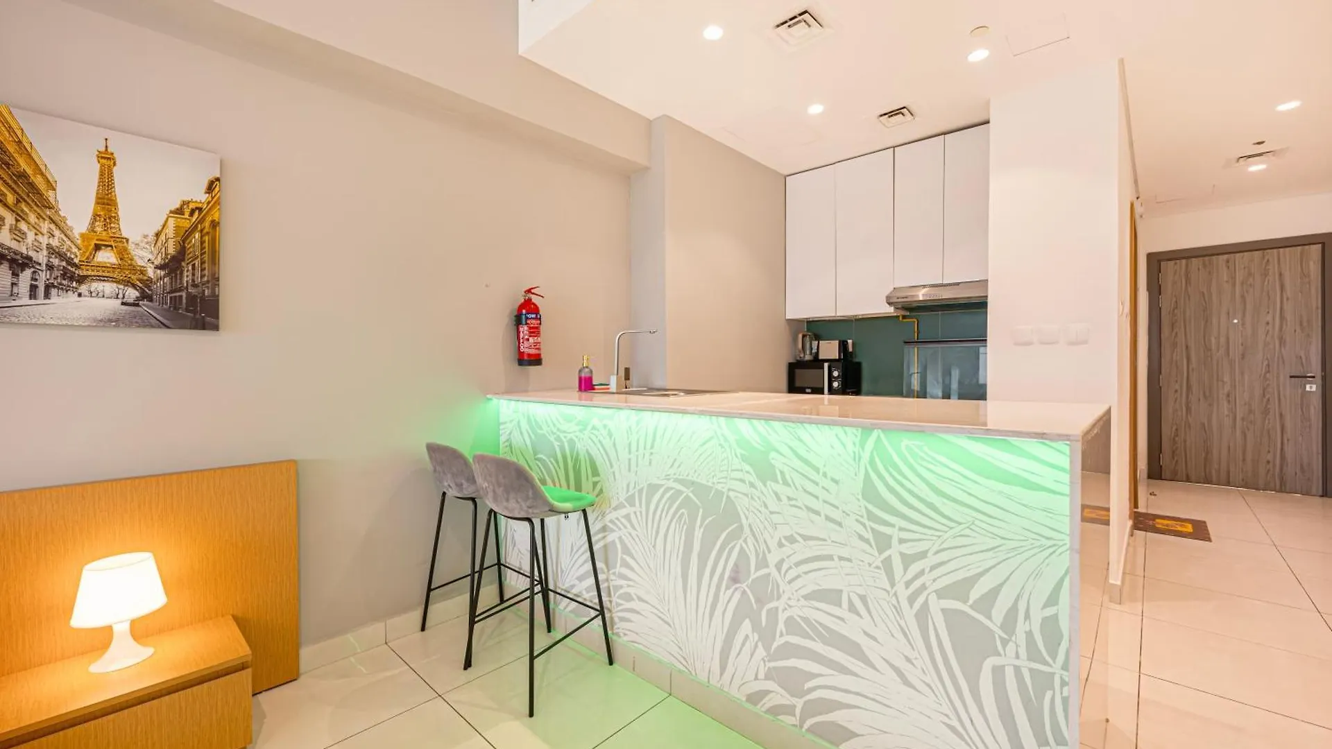 Stylish Urban Oasis W Balcony Apartment Dubai