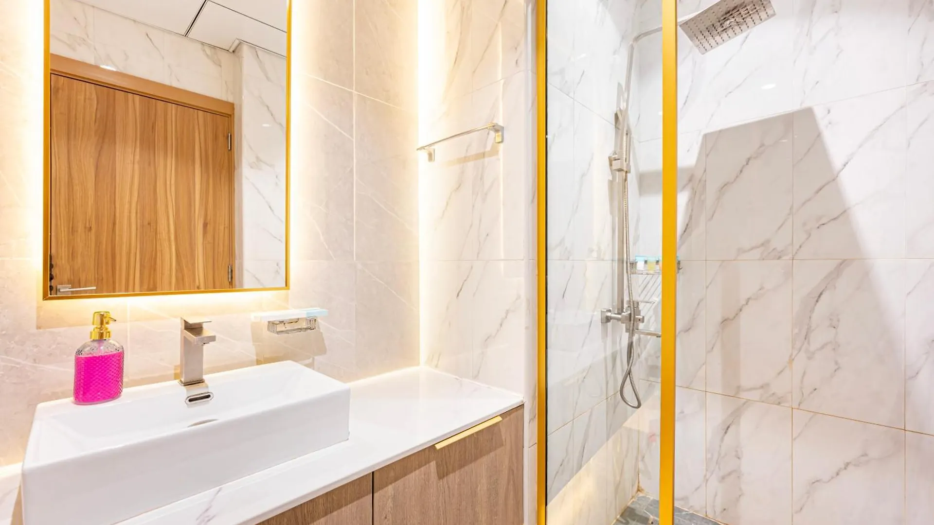 Stylish Urban Oasis W Balcony Apartment Dubai