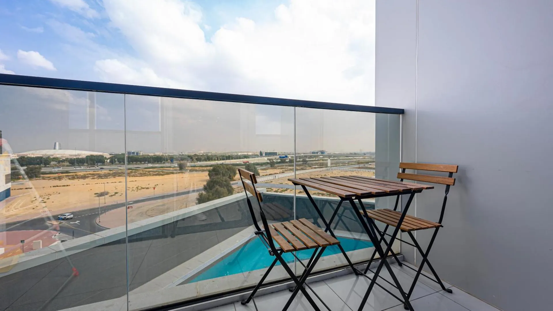 Stylish Urban Oasis W Balcony Apartment Dubai