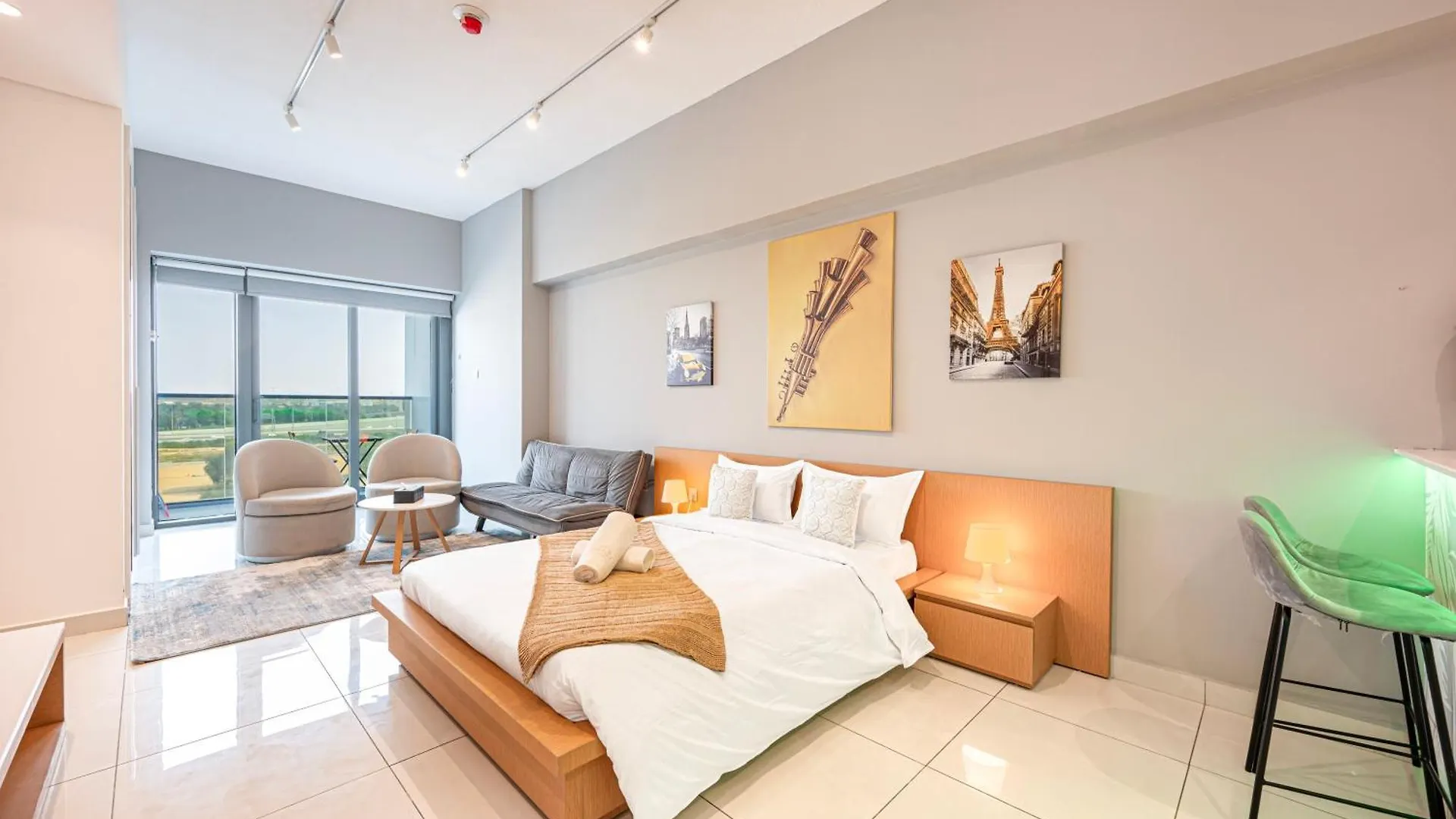 Stylish Urban Oasis W Balcony Apartment Dubai